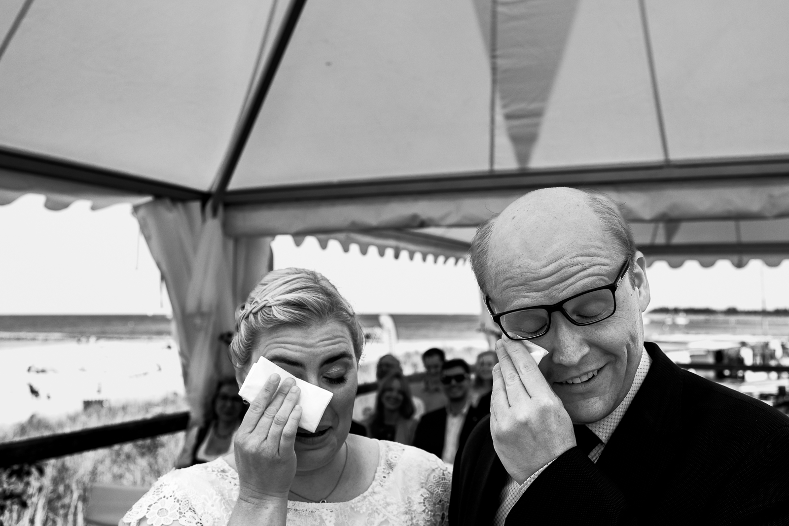 Brautpaar weint gemeinsam